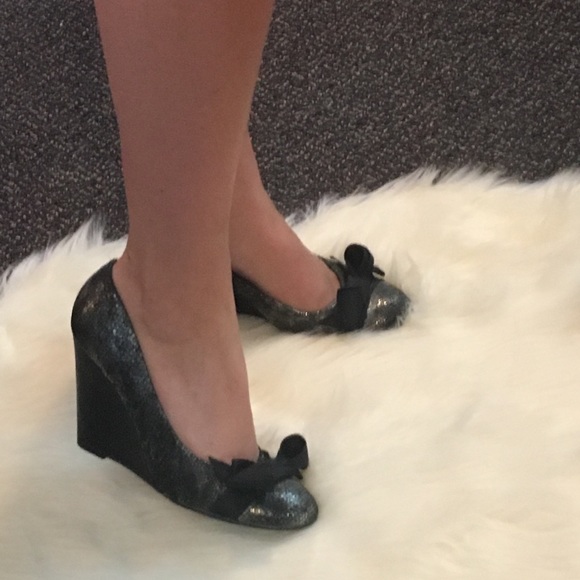 LIBBY EDELMAN BOW WEDGES - Picture 4 of 4